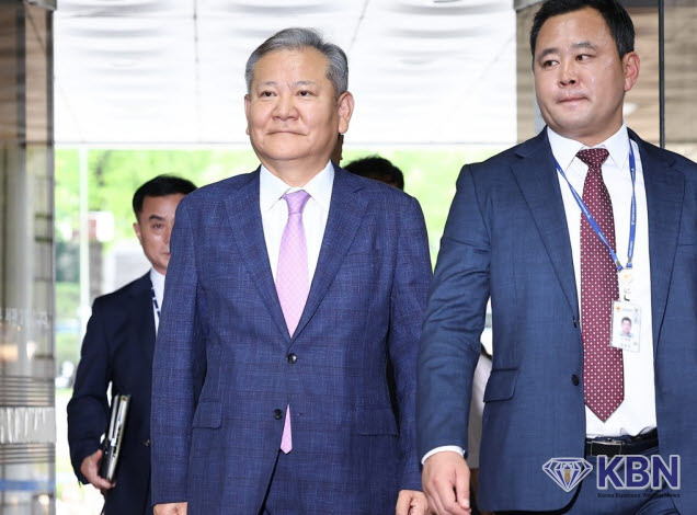이상민 전 행정안전부 장관이 구속 전 피의자 심문(영장실질심사)을 위해 31일 서울 서초구 서울중앙지방법원으로 들어서고 있다.