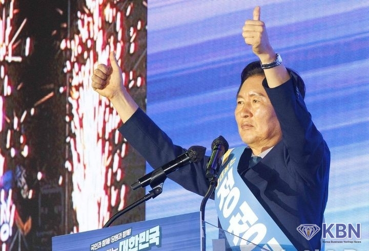 정청래 더불어민주당 대표 후보가 2일 오후 경기 고양시 킨텍스에서 열린 제2차 임시전국당원대회에서 정견발표를 하고 있다