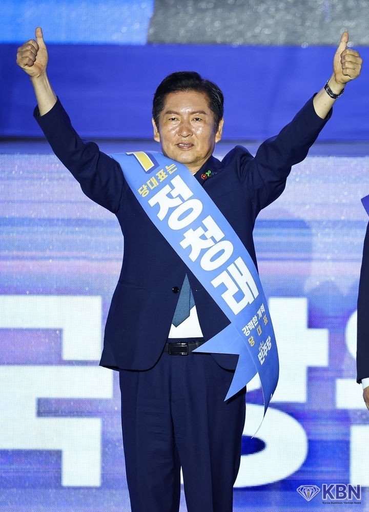 정청래 더불어민주당 당대표 후보가 2일 경기 고양시 킨텍스에서 열린 제2차 임시전국당원대회에서 당원들을 향해 인사하고 있다.