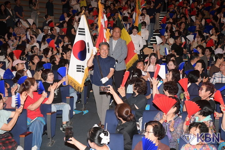 강기정 광주시장이 22일 오후 시청 대회의실에서 열린 광주 2025 세계양궁선수권대회 시민 서포터즈 발대식에 참석, 광주시 양궁선수단과 함께 태극기와 대회 홍보기, 참여국가 국기 등을 들고 입장하고 있다. (사진=광주시 제공)