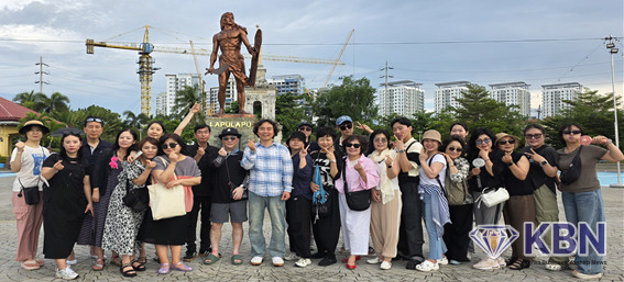 서울벤처대학원대학교 윤천성 교수와 미용학전공의 참가자들과 기념촬영