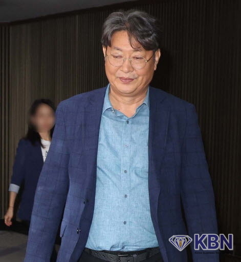 '차명 계좌 주식 거래 의혹'을 받고 있는 이춘석 국회 법제사법위원장이 5일 서울 여의도 국회 본회의장에서 밖으로 나오고 있다. 