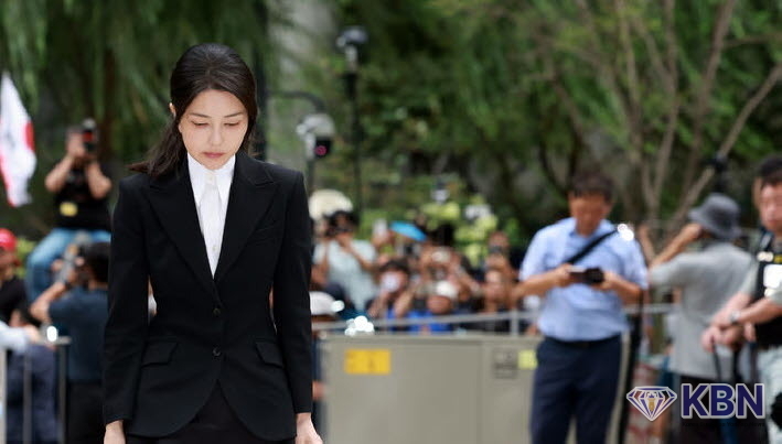 도이치모터스 주가조작 연루 의혹 등을 받는 김건희 여사가 6일 오전 서울 종로구 김건희 특검팀(특별검사 민중기)사무실에 피의자 신분으로 소환되고 있다.
