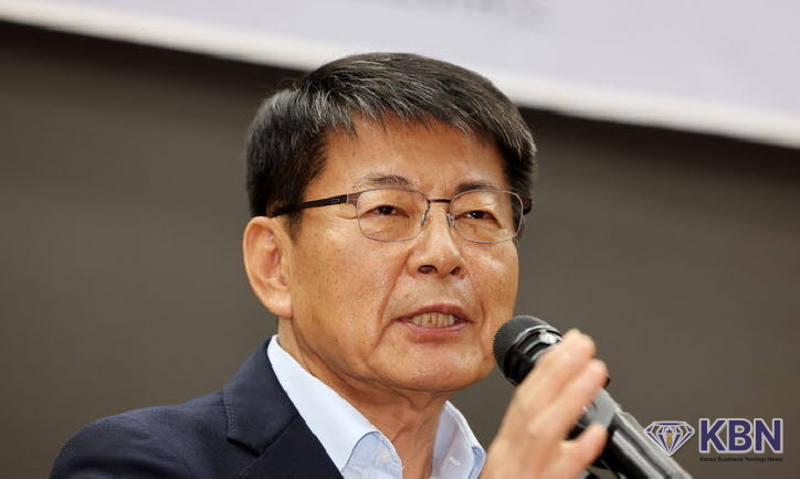 서삼석 더불어민주당 의원이 5일 오전 서울 여의도 국회 의원회관에서 열린 '2025 탄소중립 흙살리기 운동본부 성과 보고 및 위촉식'에서 인사말하고 있다.
