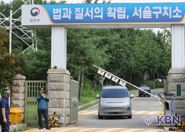 김건희 여사 관련 의혹을 수사하는 민중기 특별검사팀이 7일 윤석열 전 대통령의 체포에 실패한 뒤 경기도 의왕시 서울구치소를 나서고 있다.