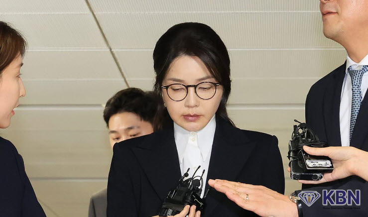 윤석열 전 대통령 부인 김건희 여사가 6일 서울 종로구 KT광화문빌딩 웨스트에 마련된 민중기 특별검사팀에서 피의자 신분으로 조사를 받고 귀가하고 있다.