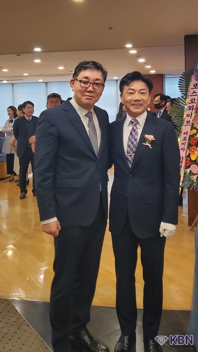 본지 박철환 회장(사진. 좌)과 대학(부경대) 동문이면서 ROTC 25기 동기인 송치영(사진. 우) 포스코이앤씨 신임 대표 