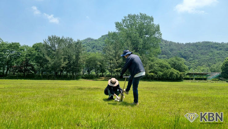 광주시보건환경연구원, 파크골프장 잔류농약 검사. (사진=광주시보건환경연구원 제공)