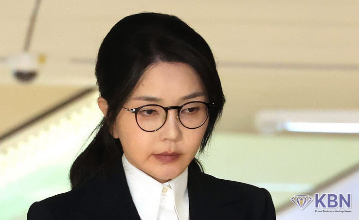 민중기 특별검사팀에서 피의자 신분으로 조사를 받고 귀가하고 있는 김건희 여사