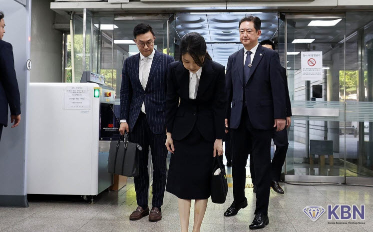 윤석열 전 대통령 부인 김건희 여사가 12일 구속 전 피의자 심문(영장실질심사)을 받기 위해 서울 서초구 서울중앙지법에 출석하고 있다. 민중기 특검팀은 김 여사에 대해 자본시장법 위반(도이치모터스 주가조작 개입 의혹), 정치자금법 위반(명태균 공천개입 의혹), 특정범죄 가중처벌법상 알선수재(건진법사·통일교 청탁 의혹) 혐의로 구속영장을 청구했다. 