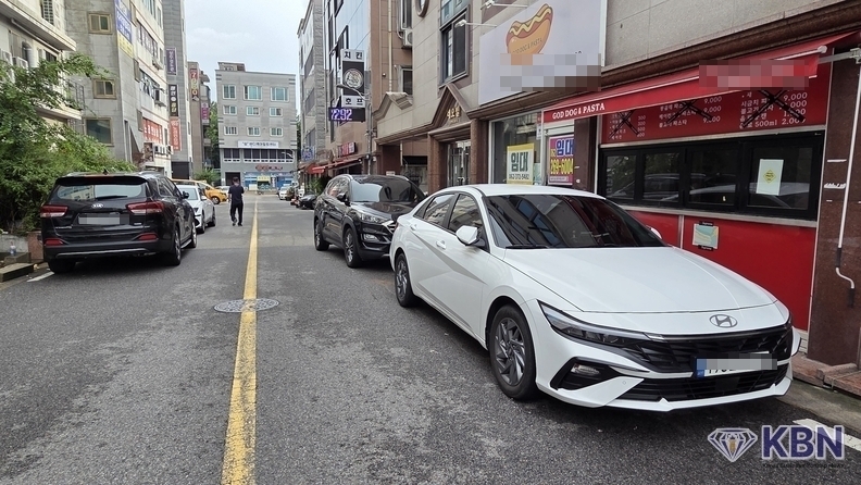 불법 주정차 및 중앙선 침범 차량들