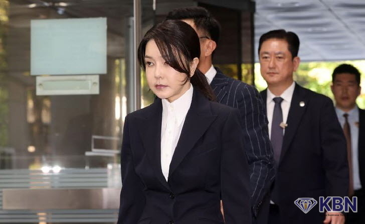 자본시장과 금융투자업에 관한 법률 위반, 정치자금법 위반, 특정범죄 가중처벌 등에 관한 법률 위반(알선수재) 등의 혐의를 받는 윤석열 전 대통령 부인 김건희 씨가 12일 오전 서울 서초구 서울중앙지법에서 열린 구속 전 피의자 심문(영장실질심사)에 출석하고 있다