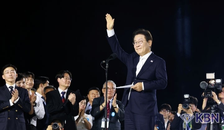 이재명 대통령이 15일 서울 세종대로 광화문광장에서 열린 제21대 대통령 국민임명식 '광복 80년, 국민주권으로 미래를 세우다' 행사에서 감사 인사말에 앞서 인사하고 있다.