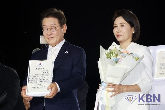 이재명 대통령 15일 서울 세종대로 광화문광장에서 열린 제21대 대통령 국민임명식 '광복 80년, 국민주권으로 미래를 세우다' 행사에서 임명장을 들어 보이고 있다.
