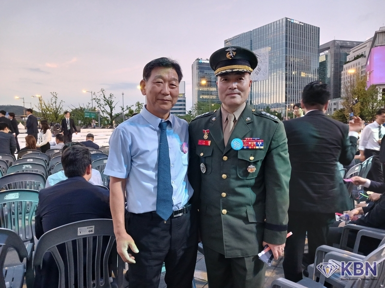 좌측-전국 사회적기업협의회 이재배 회장, 우측-해병대 순직사건의 주인공 박정훈 대령