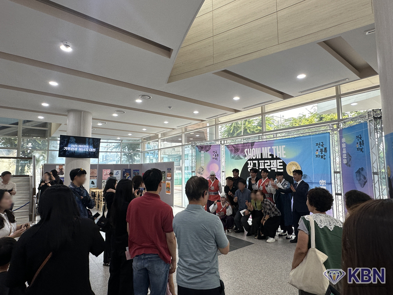 광산구가 진행하는 천원문화마실 공연 뒤풀이 시민들과 기념사진 촬영