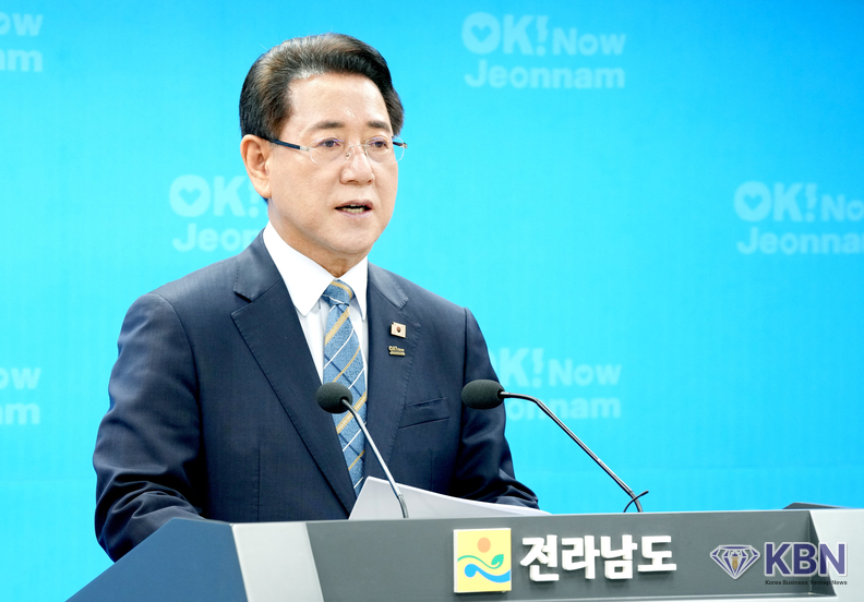 김영록 전라남도지사가 19일 오후 도청 브리핑룸에서 “정부가 대한민국 석유화학산업의 중심지인 여수시를 ‘고용위기 선제대응지역’으로 지정한 것을 온 도민과 함께 환영한다”고 밝히고 있다.