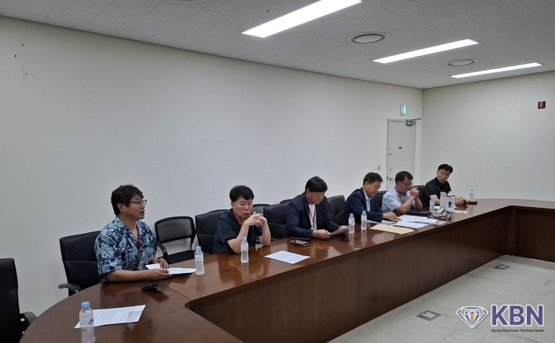사단법인 대한노래연습장업협회중앙회 이철근 회장과 임원들 문화체육관광부 콘텐츠정책국 대중문화산업과 박인혜 사무관과 강민주 법률 자문과 간담회 