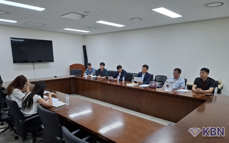 사단법인 대한노래연습장업협회중앙회 이철근 회장과 임원들 문화체육관광부 콘텐츠정책국 대중문화산업과 박인혜 사무관과 강민주 법률 자문과 간담회 