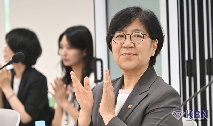 정은경 보건복지부 장관이 6일 오후 광주 북구 오치커뮤니티센터에서 열린 광주 북구 돌봄 통합지원 실행 현장 간담회에 참석하고 있다.