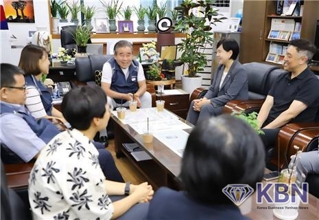 한국노총 관계자들과 면담 중인 전현희 의원