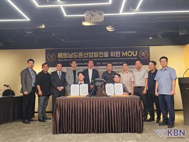 체결식에 참석한 국제드론표준산업협회와 Ko-Biz Alliance ,김포대학교 산학협력단, (주)동명바이브로 & 김포모범기업인협회, (주)SODAM C&C, (주)써니픽쳐스, (주)소버린럭스 ISO인증교육기업 등 김포 소재의 여러 기관 및 기업 관계자들이 기념 촬영하고 있다