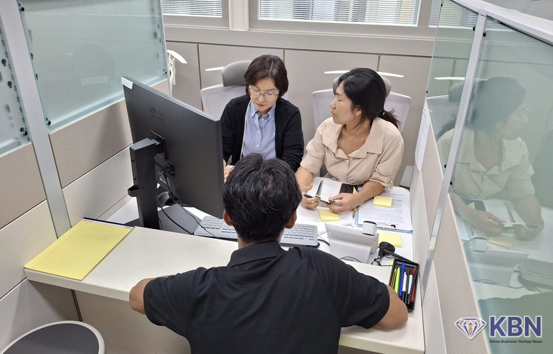 이민·외국인종합지원센터에서는 방문한 이민자를 대상으로 나라별 언어로 도움을 주고있다