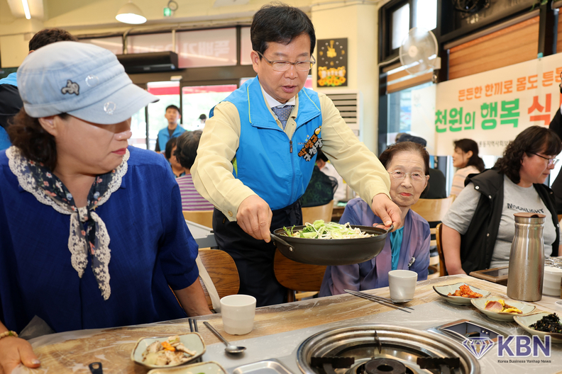 박병규 광산구청장이 어룡동에서 진행된 ‘천원한끼 나만의 밥상’ 행사에 참석해 주민에게 음식을 전달하고 있다.