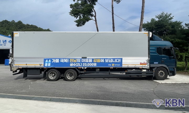 생수 2만병 싣고 전남에서 강릉으로 떠나는 화물차. (사진 제공 = 전남도)