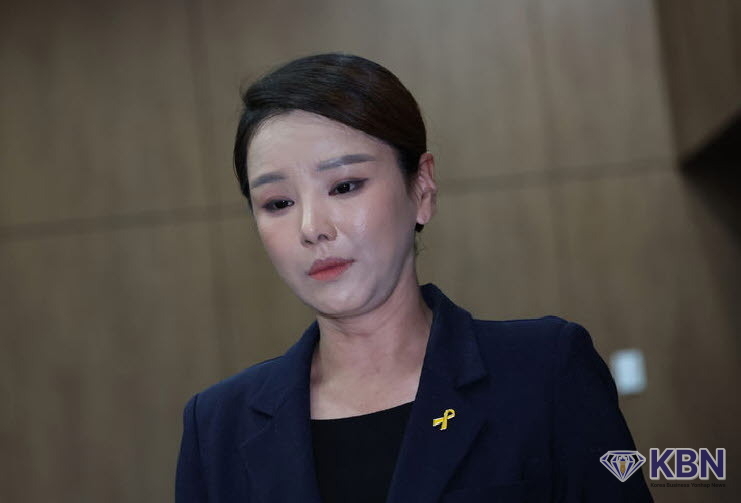 강미정 조국혁신당 대변인이 4일 서울 여의도 국회 소통관에서 당내 성비위 의혹과 관련한 탈당 기자회견을 하기위해 이동하고 있다.