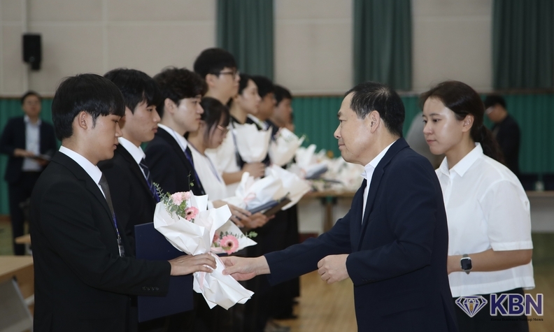 노권열 행정국장이 104명 신규 임용 공무원에게 임명장 및 환영의 축하 꽃다발을 전하고 있다.