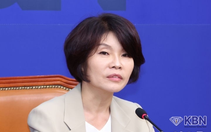 한정애 더불어민주당 정책위의장이 지난 5일 오전 서울 여의도 국회에서 열린 정례 기자간담회에서 질의에 답하고 있다.