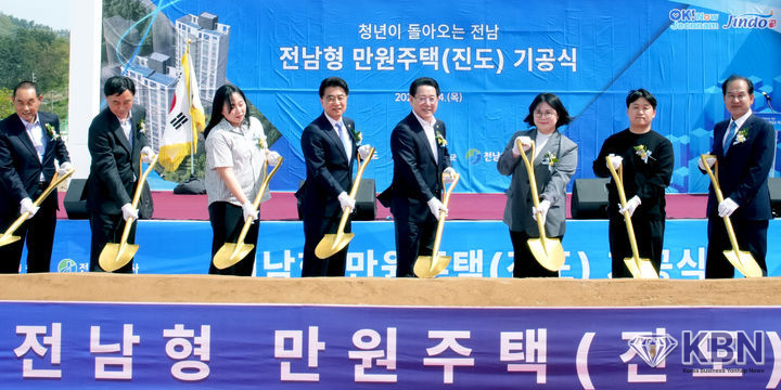김영록 전남지사와 김태균 전남도의회 의장이 24일 진도읍 남동리 전남형 만원주택 사업부지에서 주요 내빈들과 전남형 만원주택 기공을 축하하는 시삽을 하고 있다. (사진=전남도 제공)