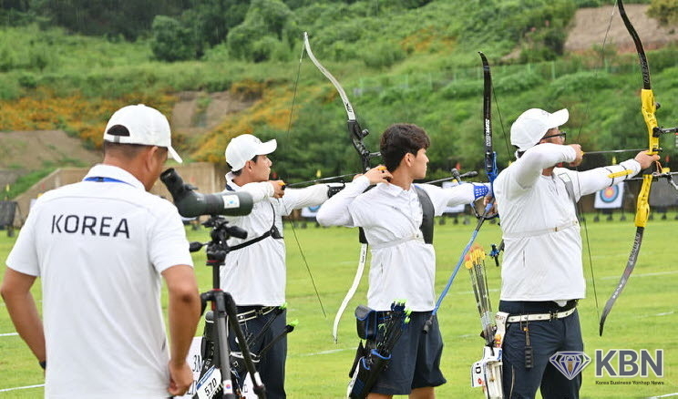 9일 오후 광주 남구 광주국제양궁장에서 열린 광주2025현대세계양궁선수권대회 리커브 남자 단체전, 대한민국 국가대표 남자 선수들이 연습에 나서고 있다. 왼쪽부터 송승현 감독·이우석·김제덕·김우진.