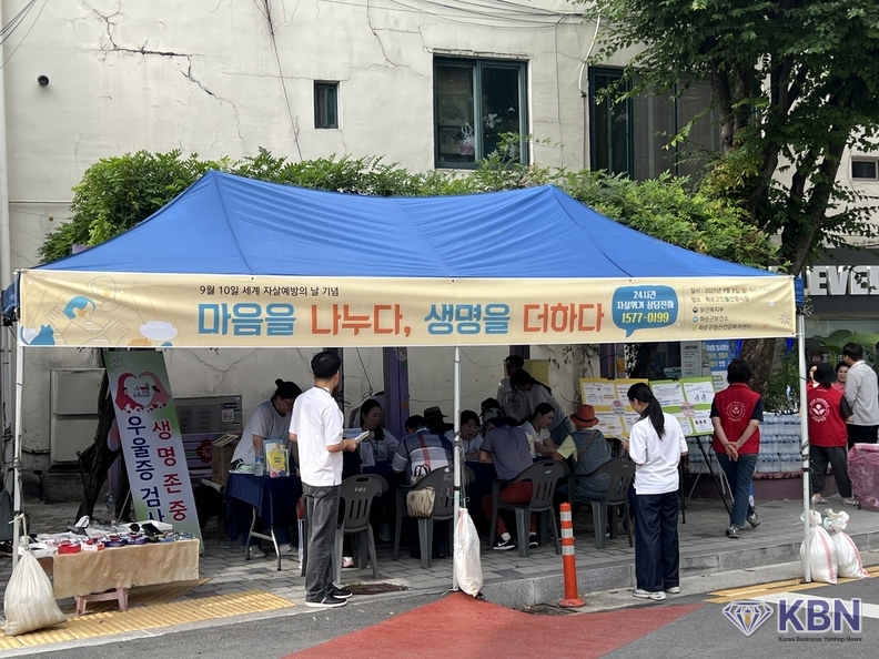 화순군이 지난8일 고인돌 전통시장 입구에서 생명 사랑 캠페인 ‘마음을 나누다, 생명을 더하다’를 개최했다