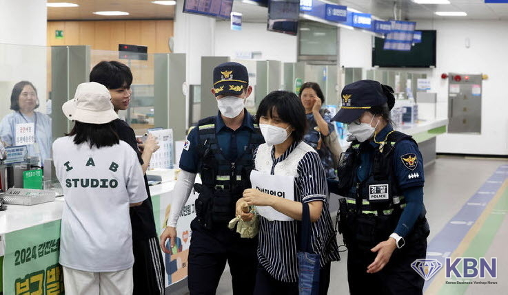 악성민원인에 대한 모의훈련 사진은 광주 북구는 청사 통합민원실에서 북부경찰서 용봉지구대와 함께 실시