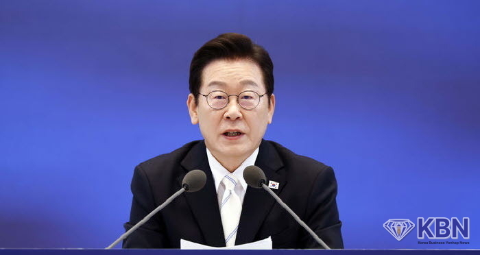 이재명 대통령이 11일 청와대 영빈관에서 열린 취임 100일 기자회견 '회복을 위한 100일, 미래를 위한 성장'에서 모두발언을 하고 있다.