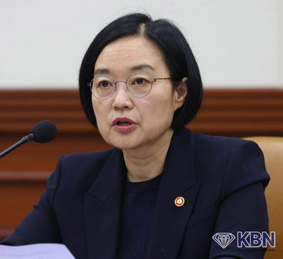 지난 10일 오전 서울 종로구 정부서울청사에서 열린 성장전략TF 겸 산업경쟁력강화 관계장관회의에서 발언을 하고 있는 한성숙 중소벤처기업부 장관