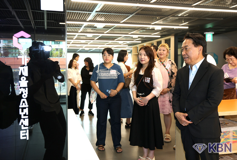 가재울청소년센터를 찾은 제1기 서대문 구정홍보단원들이 이성헌 구청장(오른쪽)과 함께 (사진=서대문구청 제공)