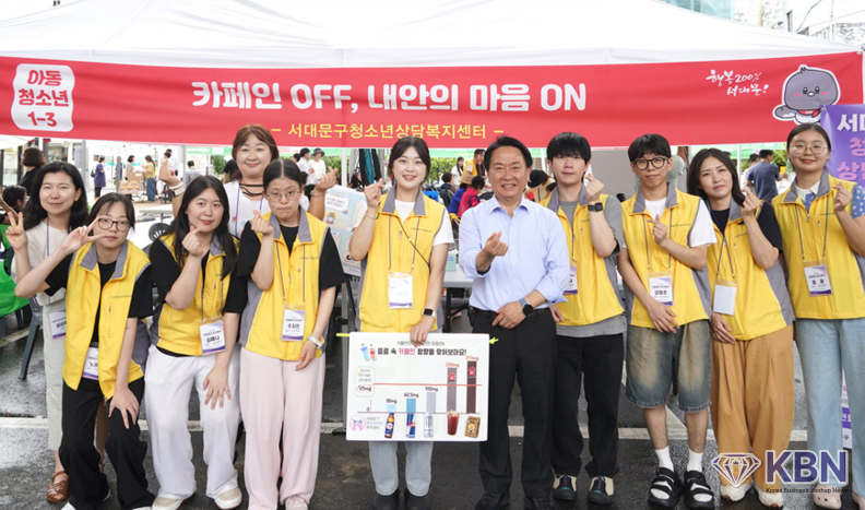 이성헌 구청장(오른쪽 다섯 번째)이 지난해 서대문구 사회복지박람회 참여자들과 함께 파이팅 (사진=서대문구청 제공)