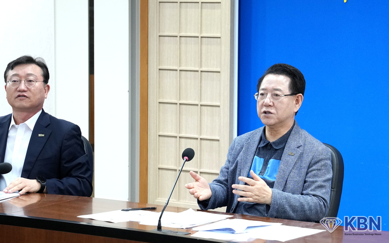 김영록 전라남도지사가 12일 도청 정약용실에서 도 실·국장들이 참석한 가운데 이재명 대통령 100일 기자회견 후속대책과 관련해 현안회의를 주재하고 있다.