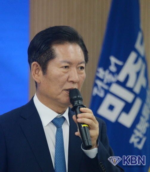 정청래 더불어민주당 당대표가 16일 전북 전주시 더불어민주당 전북특별자치도당에서 열린 '호남발전특별위원회 제1차 전체회의'에 참석해 인사말을 하고 있다.