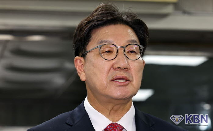 권성동 국민의힘 의원이 16일 서울중앙지법에서 전직 통일교 간부에게 불법 정치자금을 수수한 혐의로 구속 전 피의자 심문(영장실질심사)을 받기 위해 이동하며 발언하고 있다.