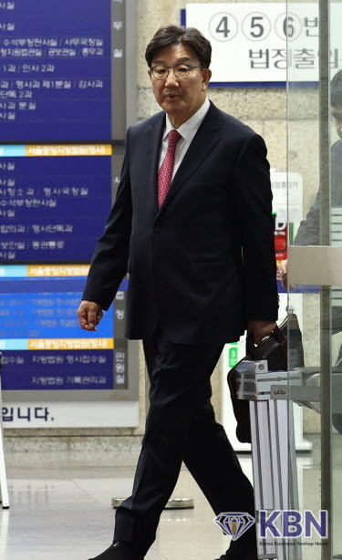 전직 통일교 간부에게 불법 정치자금을 수수한 혐의를 받는 권성동 국민의힘 의원이 16일 서울 서초구 서울중앙지법에서 구속 전 피의자 심문(영장실질심사)을 마친 뒤 대기 장소인 서울구치소로 향하고 있다.