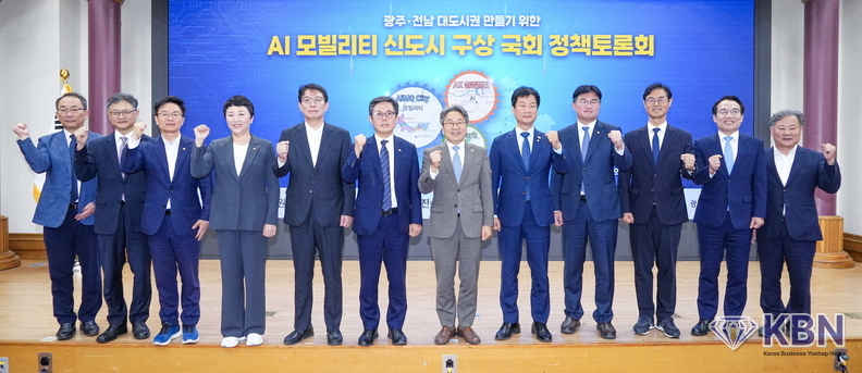 강기정 광주광역시장이 17일 오전 서울 여의도 국회의원회관 제1소회의실에서 열린 'AI모빌리티 신도시 구상 국회 정책토론회'에 참석해 박균택·안도걸·전진숙·정준호·정진욱 국회의원 등 내빈들과 기념촬영을 하고 있다./광주광역시 제공