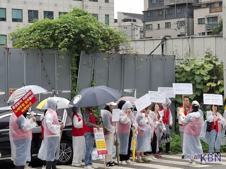 경기도 의정부시 경찰서앞 사단법인 한국유흥음식업중앙회 의정부시지부장 임문수와 업주들이 집회를 하고 있는 현장
