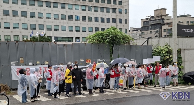 경기도 의정부시 경찰서앞 사단법인 한국유흥음식업중앙회 의정부시지부장 임문수와 업주들이 집회를 하고 있는 현장