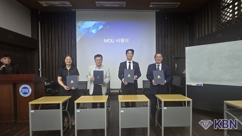 우측부터, 김필용 대한기자협회 이사장, 박종민 국제드론표준산업협회 Ko-Biz Alliance 회장, 이인규 한국교육연구소 소장, 박광미 한국ESG재단 사무총장