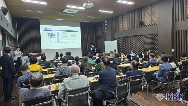 박종민 국제드론표준산업협회 Ko-Biz Alliance 회장이 업무협약 주요내용을 설명하고 있다.