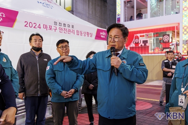 다중인파 안전관리 점검에 나선 박강수 마포구청장